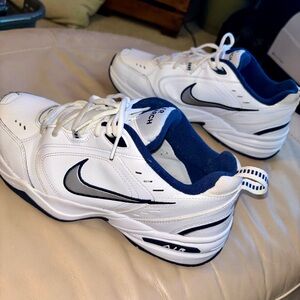 Nike Air Monarch IV Extra Wide 12